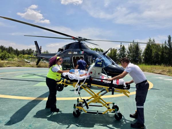 Imagen de Trasladan en ambulancia aérea a menor lesionado desde Huauchinango