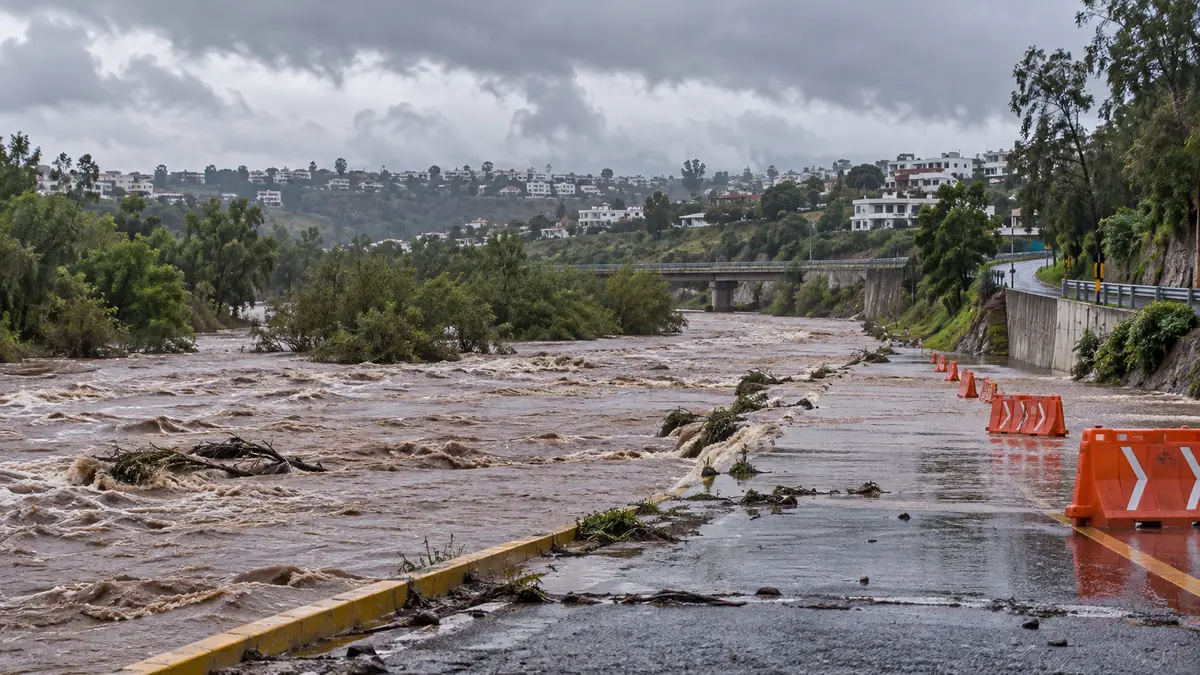 Imagen de Cierran vialidad en Santa Clara Ocoyucan por desbordamiento del Atoyac